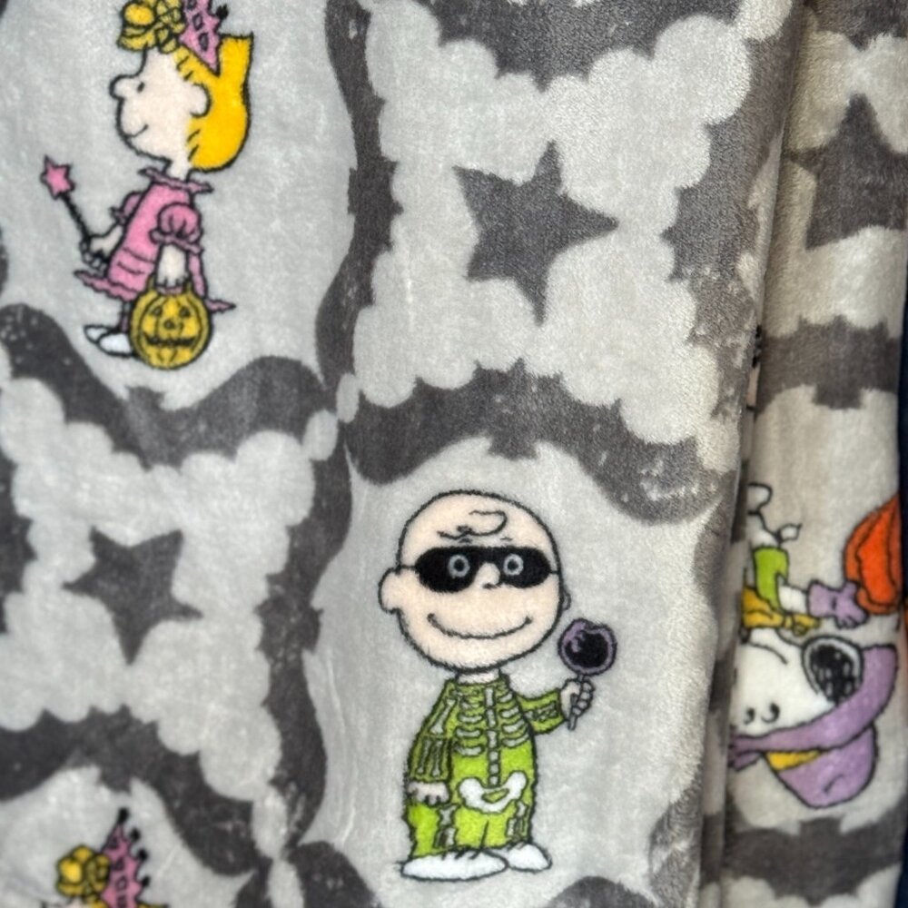 Peanuts Snoopy Extra long plush Halloween throw blanket | Grey Snoopy blanket